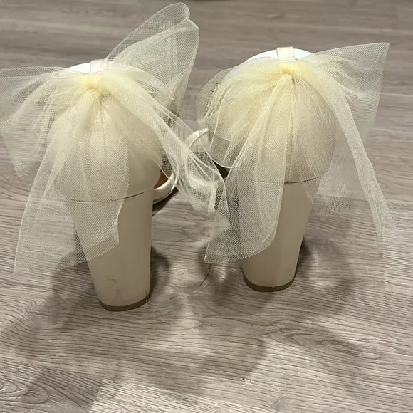 Badgley Mischka Ivory Kim Tulle Bow Block Heel
