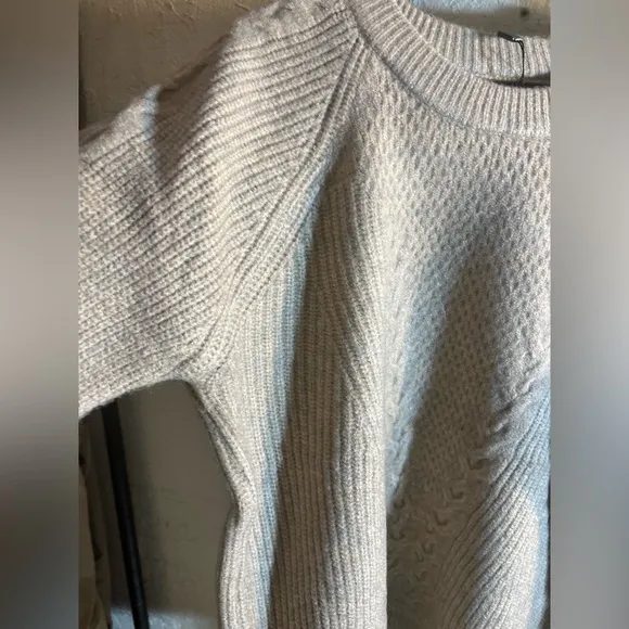 Cashmere Classic Sweater, oatmeal w/ cable knit design on sleeves L/XL Elevate!!