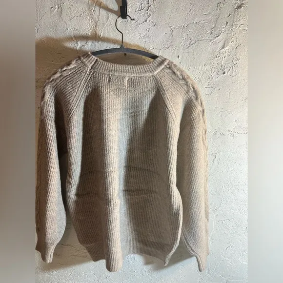 Cashmere Classic Sweater, oatmeal w/ cable knit design on sleeves L/XL Elevate!!