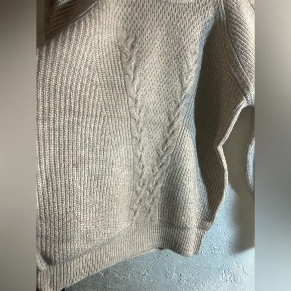 Cashmere Classic Sweater, oatmeal w/ cable knit design on sleeves L/XL Elevate!!