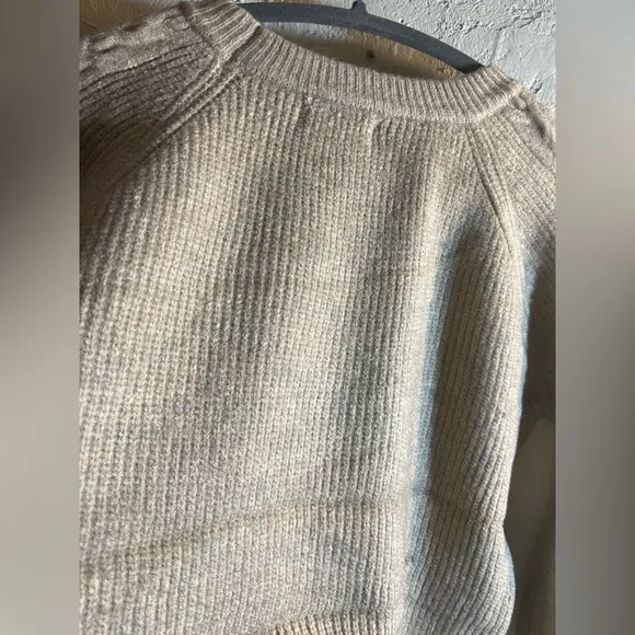 Cashmere Classic Sweater, oatmeal w/ cable knit design on sleeves L/XL Elevate!!