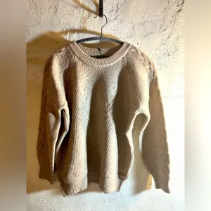 Cashmere Classic Sweater, oatmeal w/ cable knit design on sleeves L/XL Elevate!!
