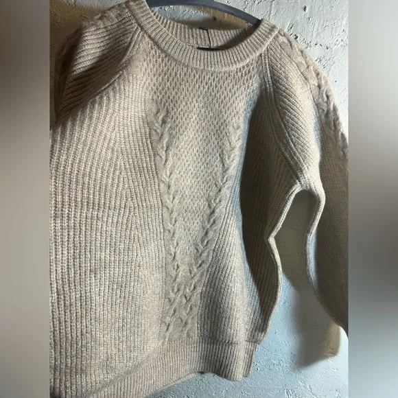 Cashmere Classic Sweater, oatmeal w/ cable knit design on sleeves L/XL Elevate!!
