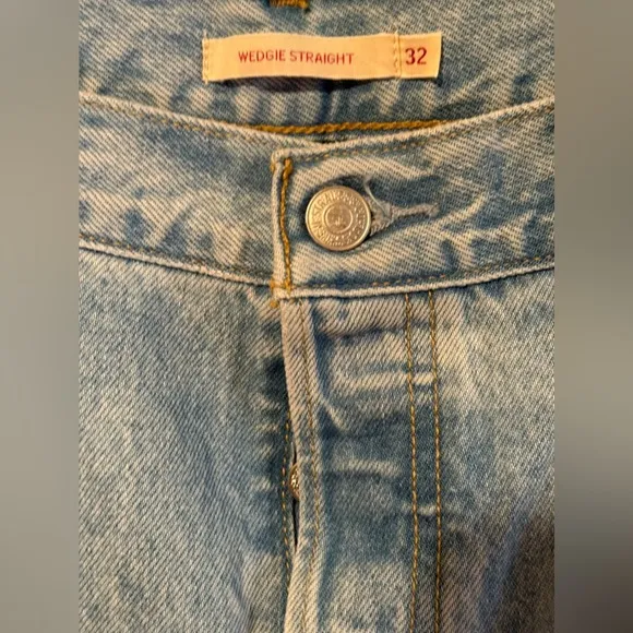 Levis Wedgie Straight Women’s Ankle Fray Jeans, Light Wash, Size 32