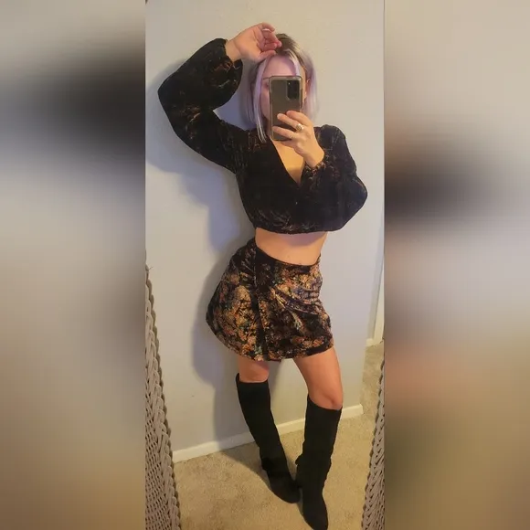 NEW Chelsea &amp; Violet, COORD SET, Floral Print Velvet Crop Top and Skirt, size XS