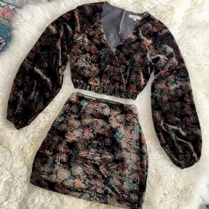 NEW Chelsea &amp; Violet, COORD SET, Floral Print Velvet Crop Top and Skirt, size XS