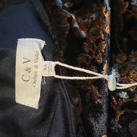 NEW Chelsea &amp; Violet, COORD SET, Floral Print Velvet Crop Top and Skirt, size XS