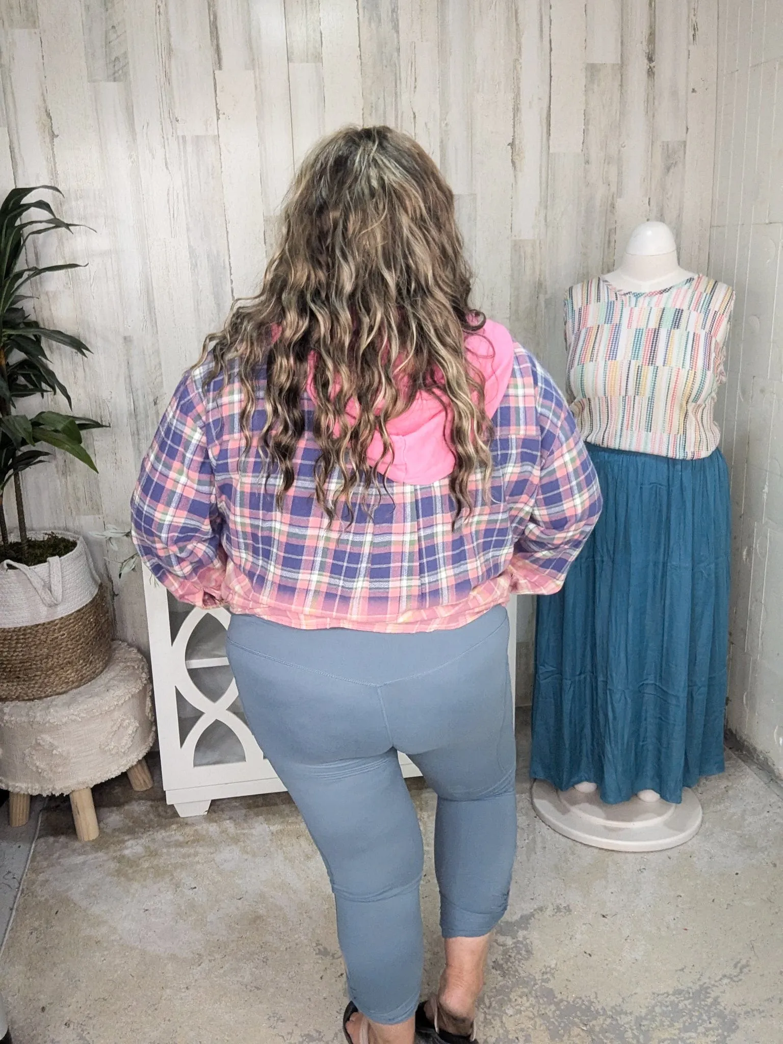 Solid Capri Leggings w/Twist Cutout & Pockets***