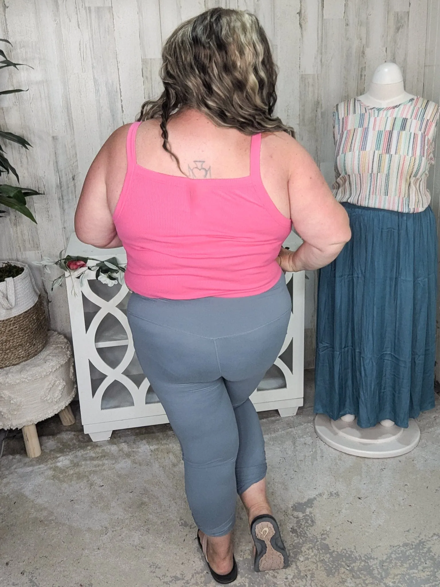 Solid Capri Leggings w/Twist Cutout & Pockets***