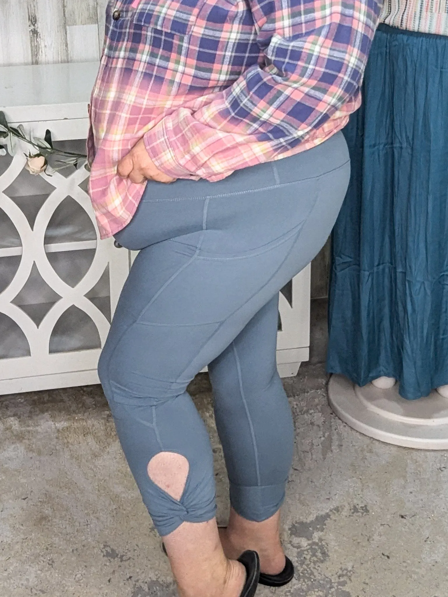 Solid Capri Leggings w/Twist Cutout & Pockets***